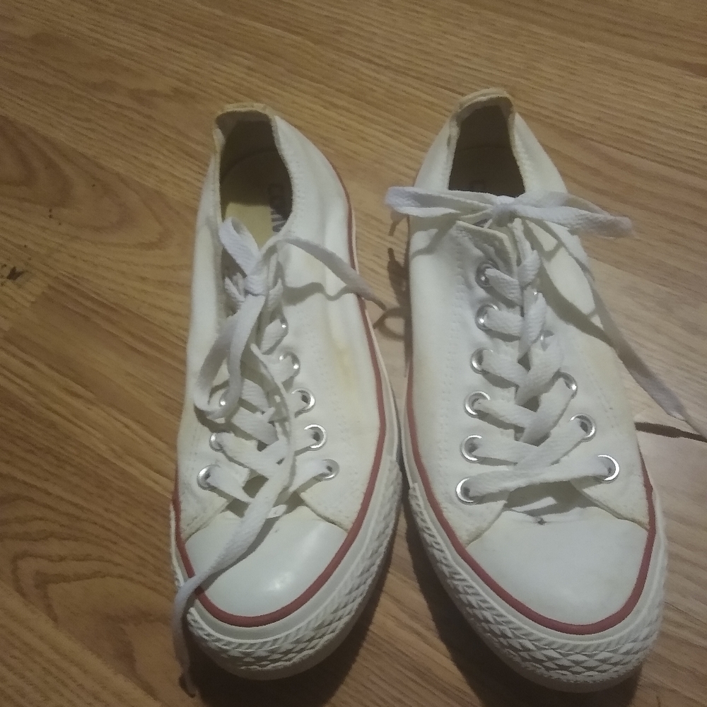 Women's white converse shoes. Size women's 7.